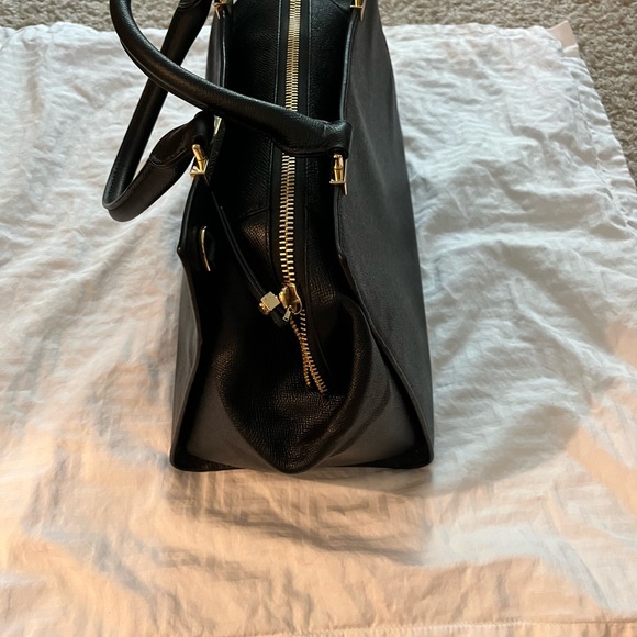 Henri Bendel Tote in excellent used condition.Dust bag and strap inc. - Picture 6 of 6